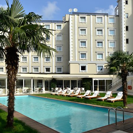 Holiday Inn Istanbul City By Ihg Ngoại thất bức ảnh The hotel's swimming pool