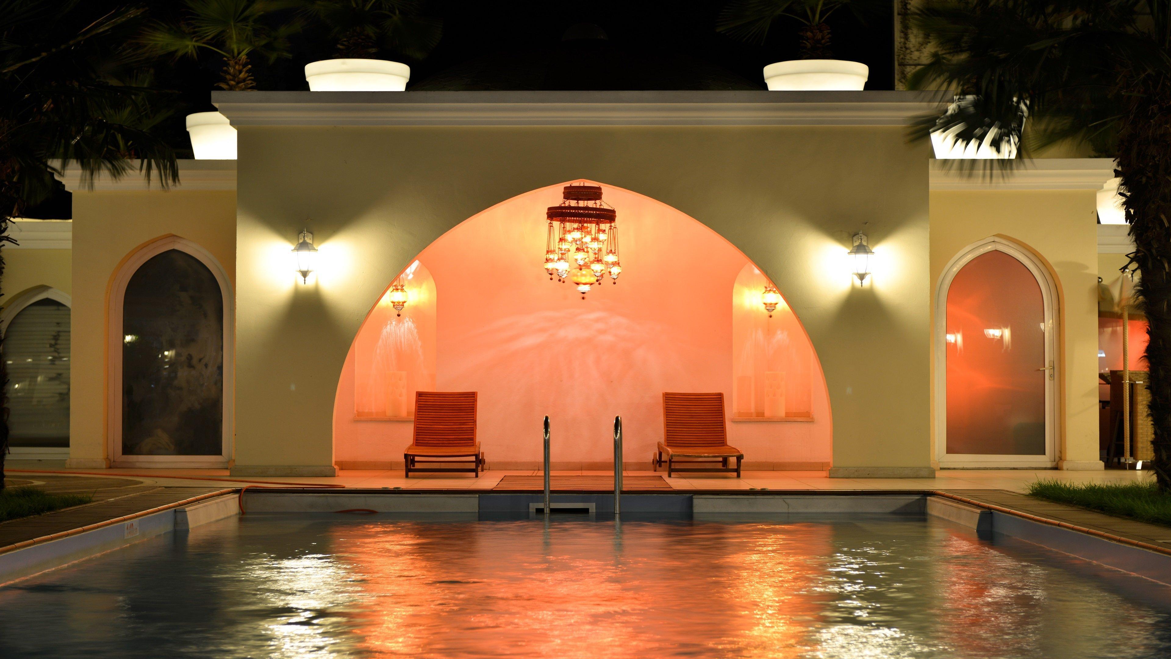 Holiday Inn Istanbul City By Ihg Ngoại thất bức ảnh The swimming pool at the hotel