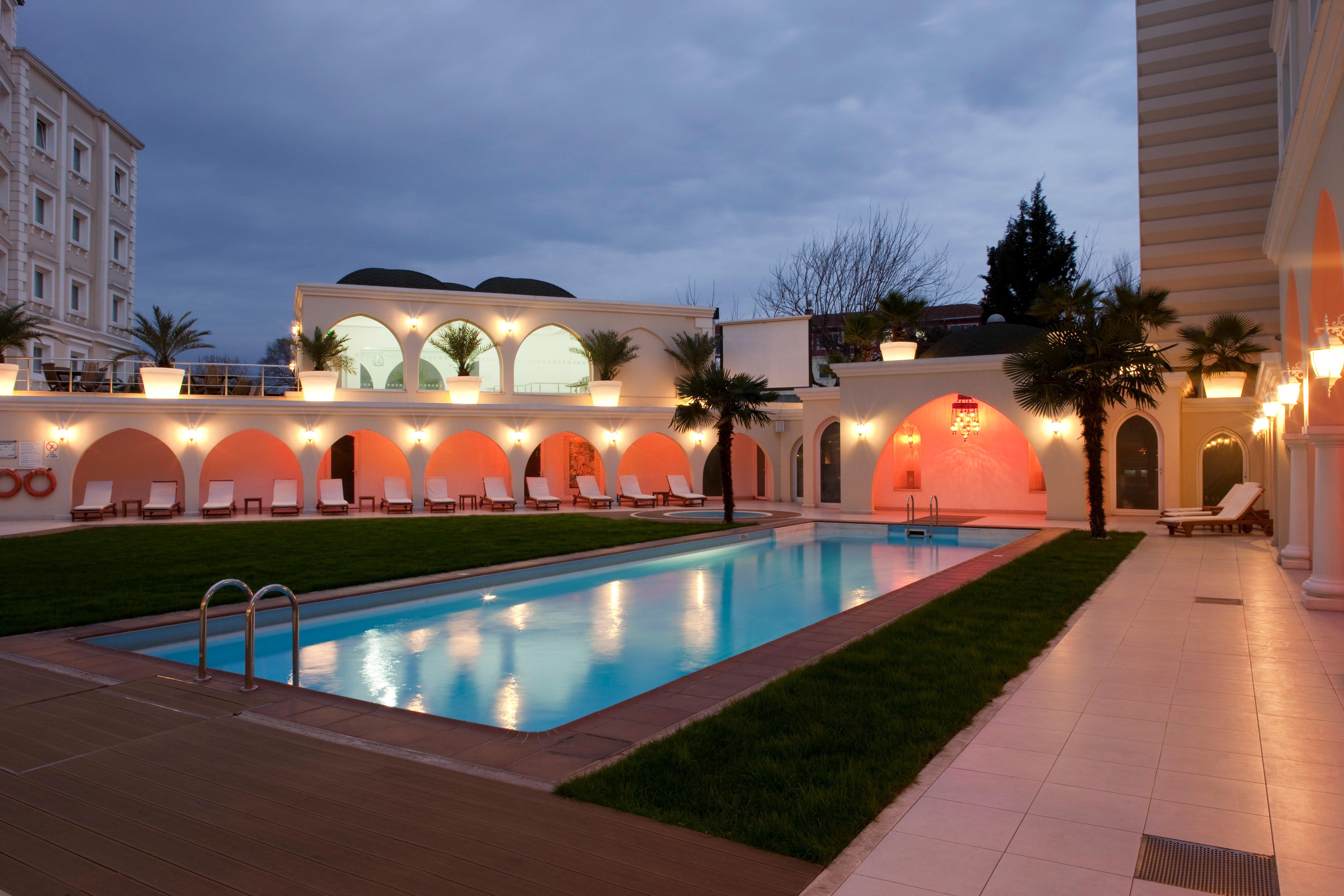 Holiday Inn Istanbul City By Ihg Ngoại thất bức ảnh The swimming pool at the hotel