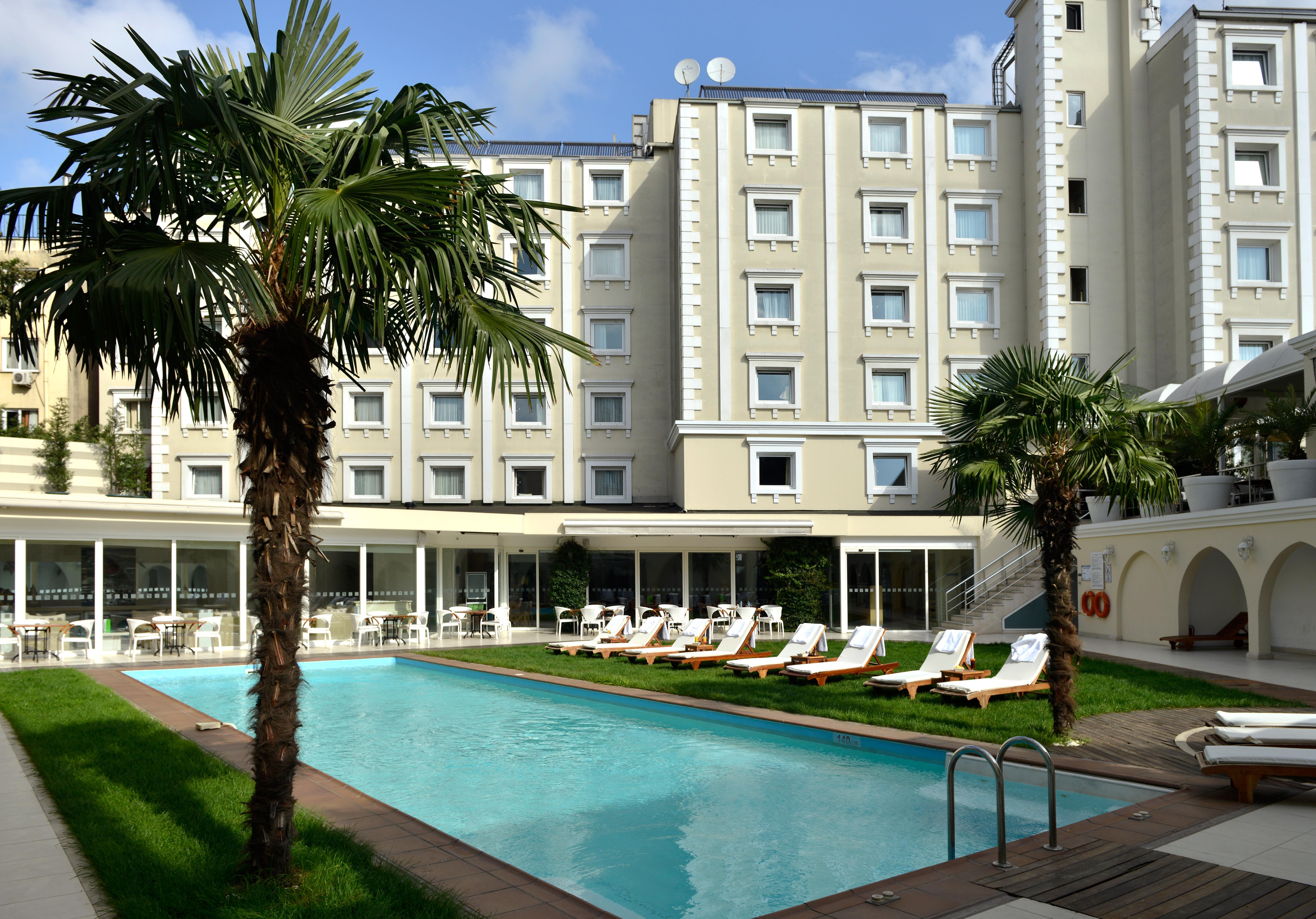 Holiday Inn Istanbul City By Ihg Ngoại thất bức ảnh The hotel's swimming pool