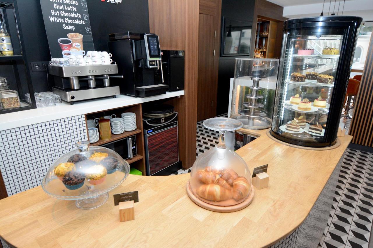 Holiday Inn Istanbul City By Ihg Ngoại thất bức ảnh The interior of a typical Starbucks
