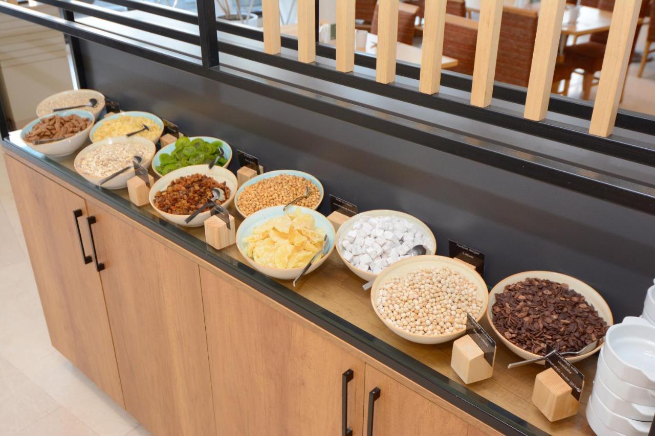 Holiday Inn Istanbul City By Ihg Ngoại thất bức ảnh A selection of cereals at a breakfast buffet