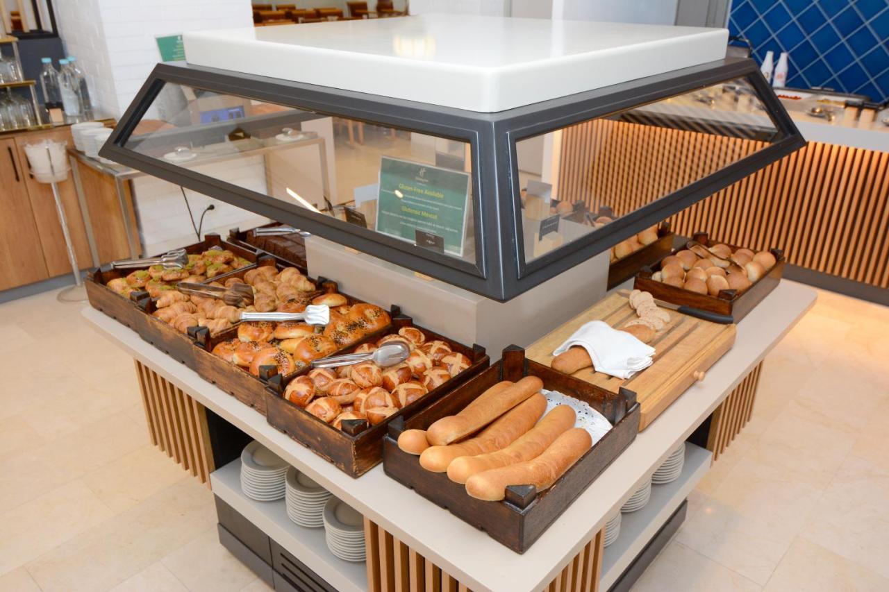 Holiday Inn Istanbul City By Ihg Ngoại thất bức ảnh A display case with baked goods
