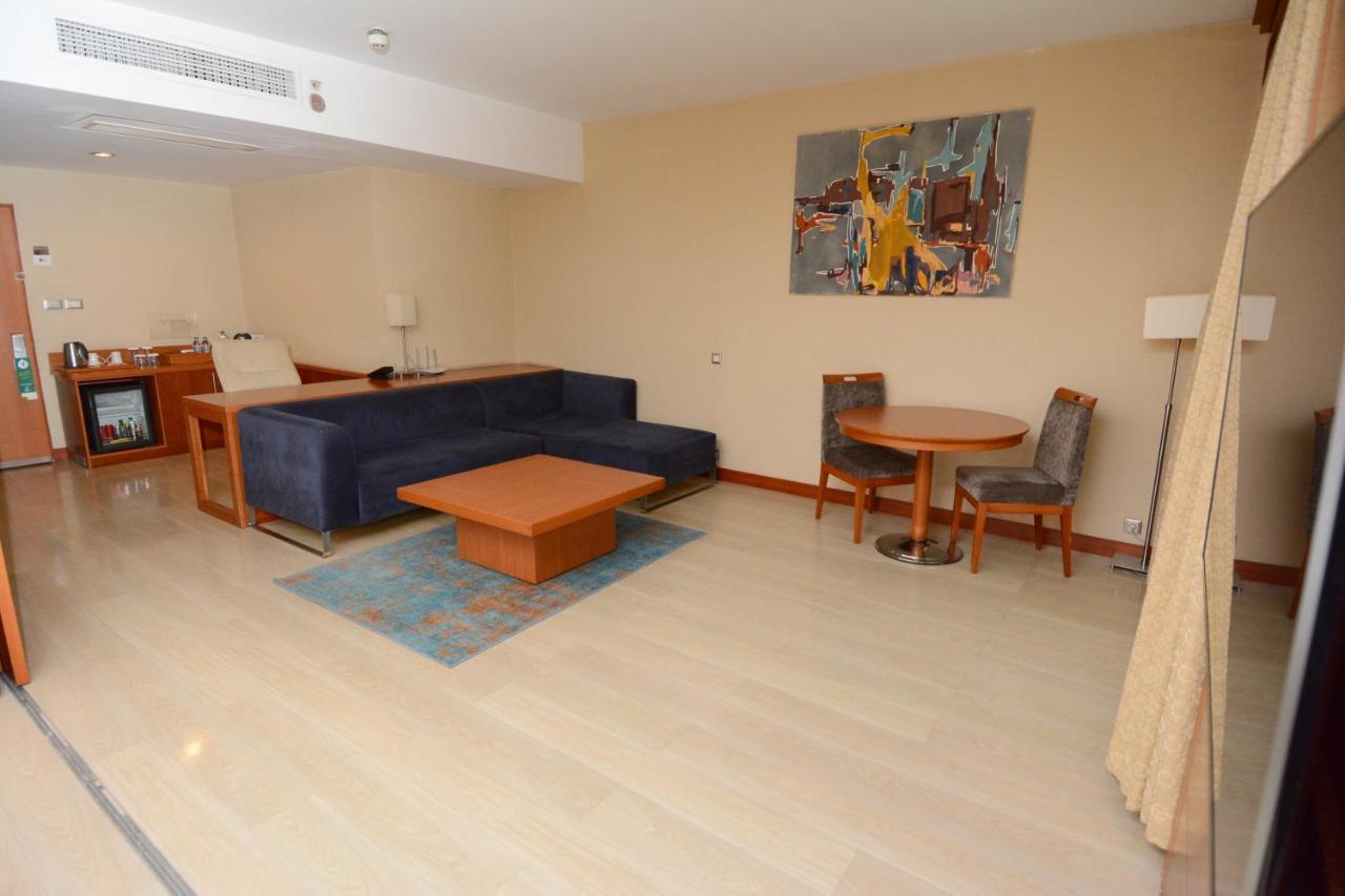 Holiday Inn Istanbul City By Ihg Ngoại thất bức ảnh A living room in a hotel