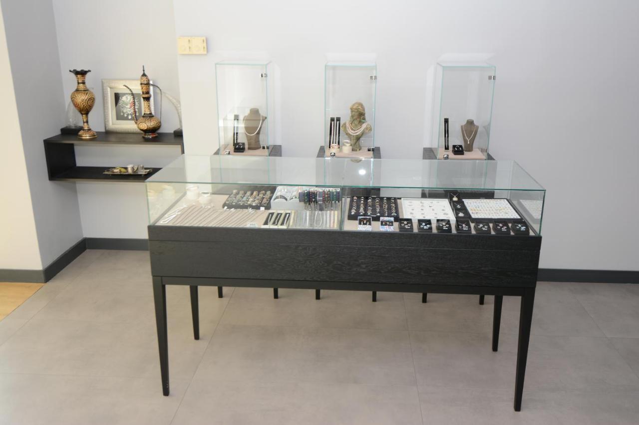 Holiday Inn Istanbul City By Ihg Ngoại thất bức ảnh A jewellery display case