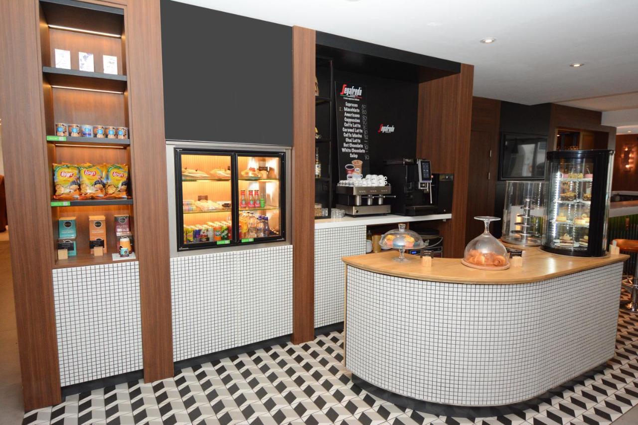 Holiday Inn Istanbul City By Ihg Ngoại thất bức ảnh The interior of a typical Starbucks