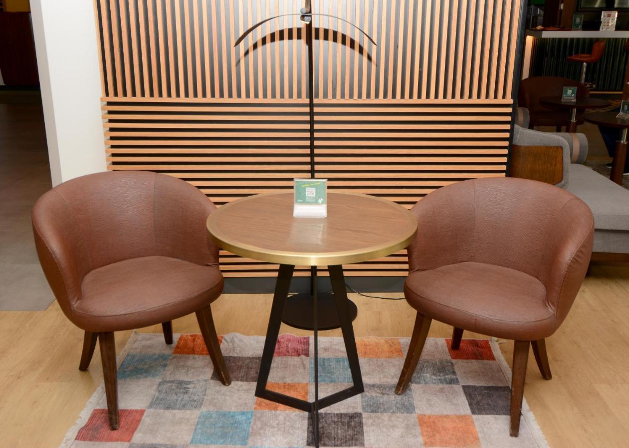 Holiday Inn Istanbul City By Ihg Ngoại thất bức ảnh A pair of chairs and a table