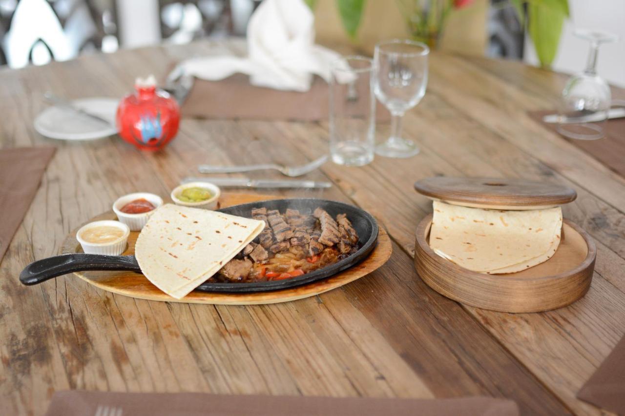 Holiday Inn Istanbul City By Ihg Ngoại thất bức ảnh A steak fajita