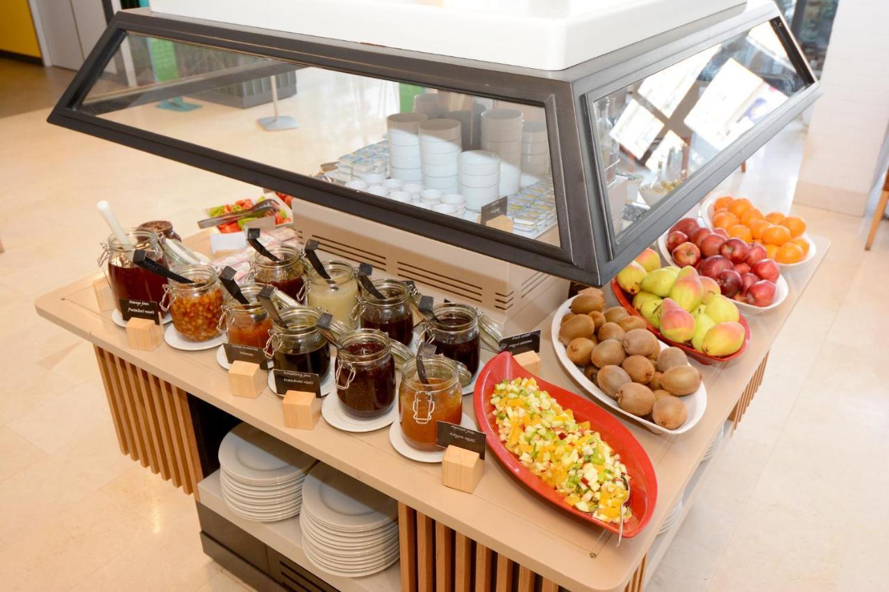 Holiday Inn Istanbul City By Ihg Ngoại thất bức ảnh A display case with food