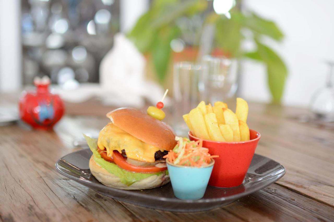 Holiday Inn Istanbul City By Ihg Ngoại thất bức ảnh A cheeseburger with chips and coleslaw