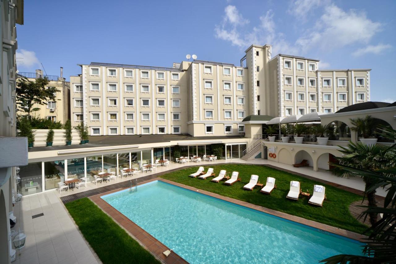 Holiday Inn Istanbul City By Ihg Ngoại thất bức ảnh The hotel's swimming pool